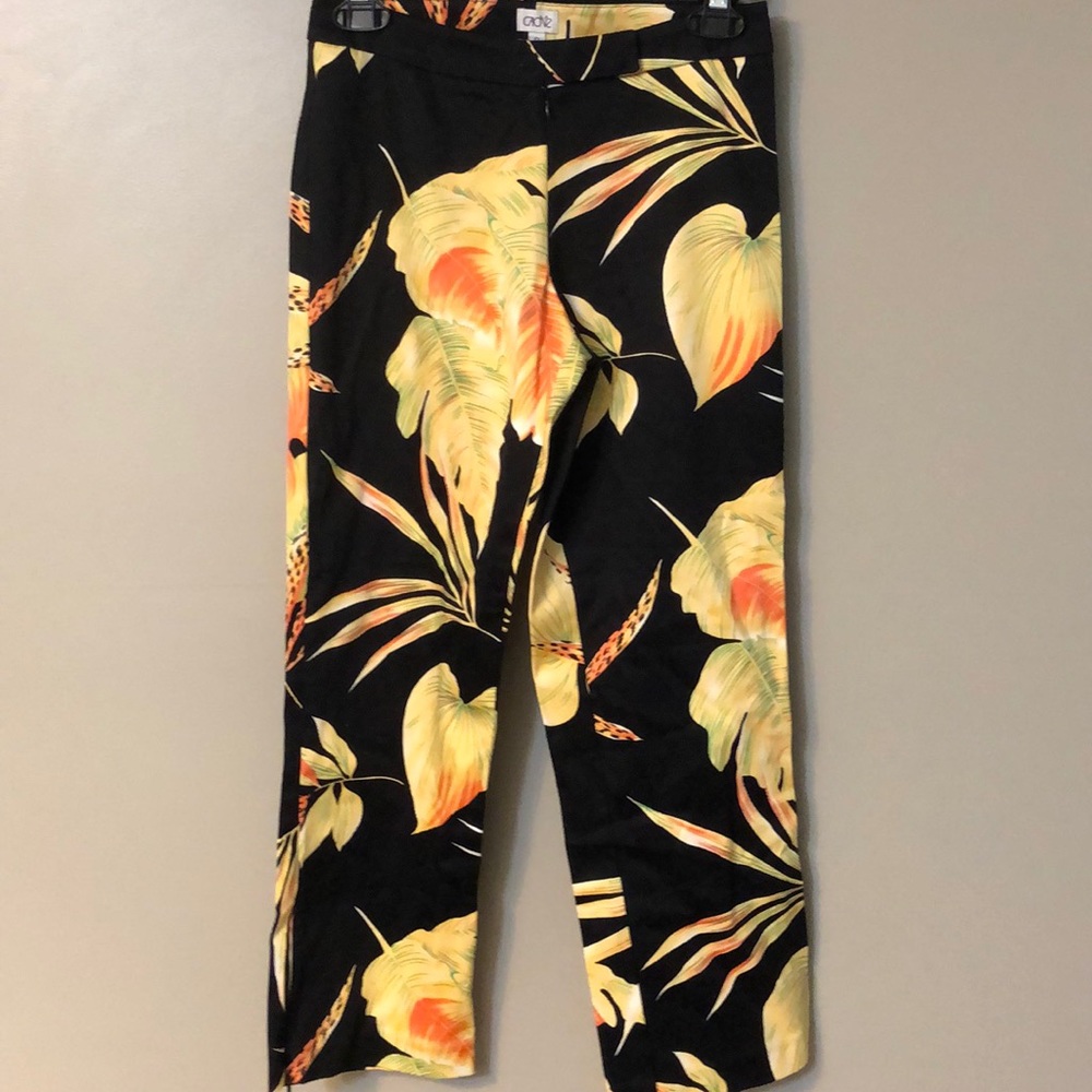 NWT Cache Novelty Capri